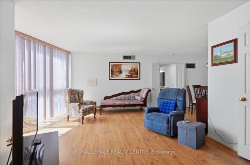 410-1360 Rathburn Road E, Mississauga, ON - Indoor Photo Showing Living Room