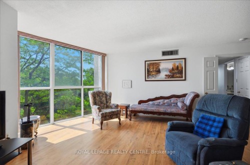 410-1360 Rathburn Road E, Mississauga, ON - Indoor Photo Showing Living Room