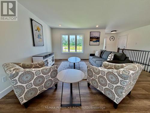 62 Eddy Crescent, Pembroke, ON - Indoor Photo Showing Living Room