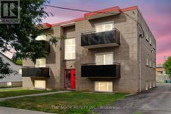 21 - 106 CROMWELL AVENUE  Oshawa (Vanier), ON L1J 4T6