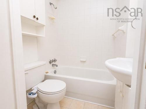 18/20 Queen Street, Sydney, NS - Indoor Photo Showing Bathroom