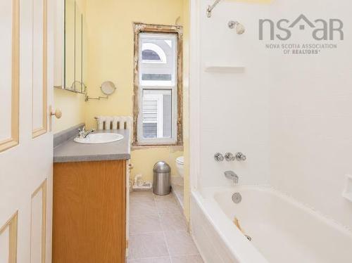 18/20 Queen Street, Sydney, NS - Indoor Photo Showing Bathroom