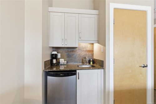 #307C-181 Beachside Dr, Parksville, BC - Indoor Photo Showing Kitchen