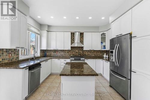 3696 Waterfall Crescent, Mississauga, ON - Indoor Photo Showing Kitchen With Double Sink With Upgraded Kitchen