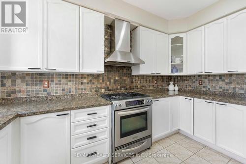 3696 Waterfall Crescent, Mississauga, ON - Indoor Photo Showing Kitchen With Upgraded Kitchen