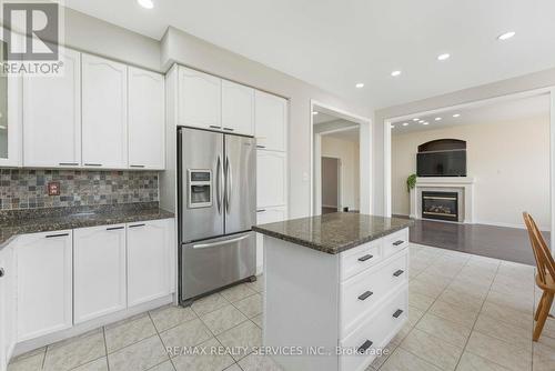 3696 Waterfall Crescent, Mississauga, ON - Indoor Photo Showing Kitchen