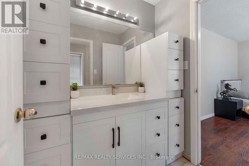3696 Waterfall Crescent, Mississauga, ON - Indoor Photo Showing Bathroom