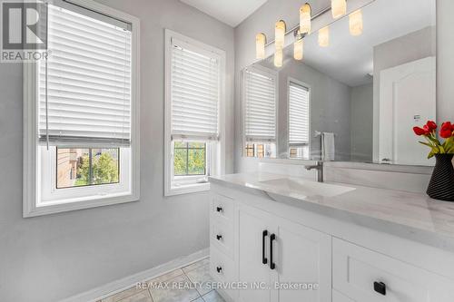 3696 Waterfall Crescent, Mississauga, ON - Indoor Photo Showing Bathroom