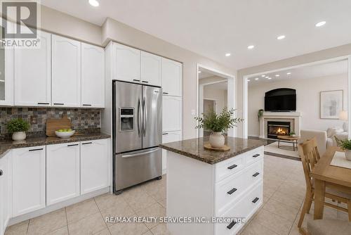 3696 Waterfall Crescent, Mississauga, ON - Indoor Photo Showing Kitchen