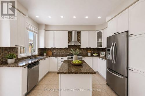 3696 Waterfall Crescent, Mississauga, ON - Indoor Photo Showing Kitchen With Double Sink With Upgraded Kitchen