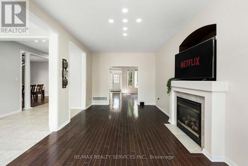 3696 Waterfall Crescent, Mississauga, ON - Indoor Photo Showing Living Room With Fireplace