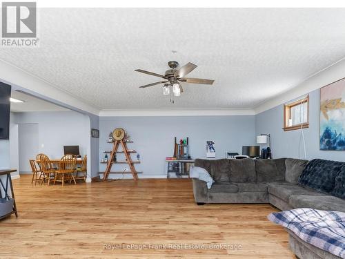 241 Bellevue Drive, Quinte West, ON - Indoor Photo Showing Living Room