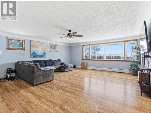 241 Bellevue Drive, Quinte West, ON - Indoor Photo Showing Living Room