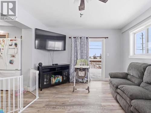 241 Bellevue Drive, Quinte West, ON - Indoor Photo Showing Living Room