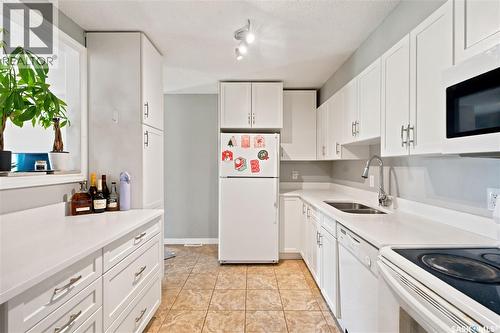 416 425 115Th Street E, Saskatoon, SK - Indoor Photo Showing Kitchen With Double Sink