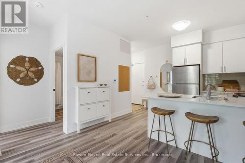 422 - 1100 Lackner Place, Kitchener, ON - Indoor Photo Showing Kitchen