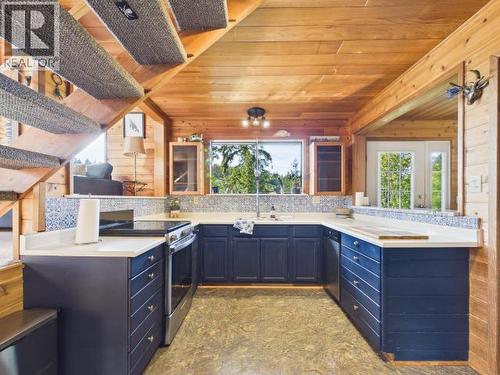 9951 Finn Bay Rd, Powell River, BC - Indoor Photo Showing Kitchen