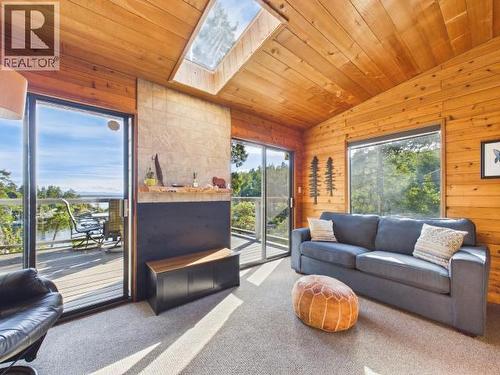 9951 Finn Bay Rd, Powell River, BC - Indoor Photo Showing Living Room