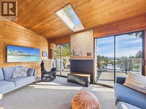 9951 Finn Bay Rd, Powell River, BC - Indoor Photo Showing Living Room