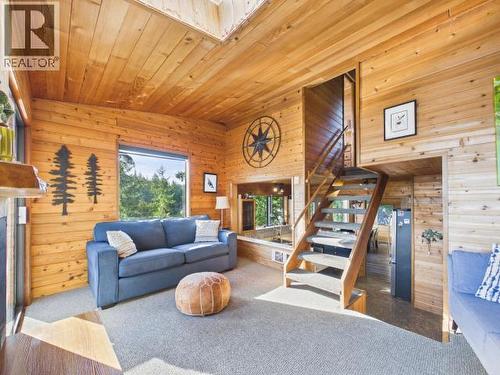 9951 Finn Bay Rd, Powell River, BC - Indoor Photo Showing Living Room
