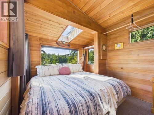 9951 Finn Bay Rd, Powell River, BC - Indoor Photo Showing Bedroom