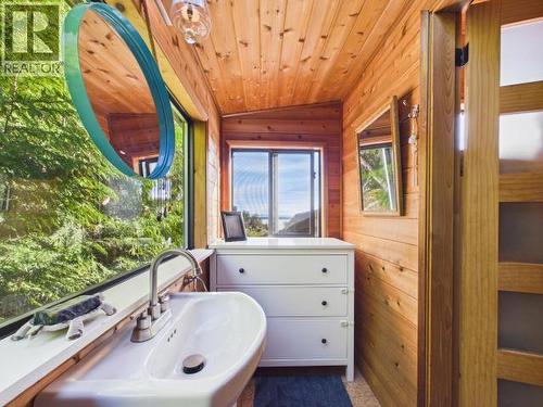 9951 Finn Bay Rd, Powell River, BC - Indoor Photo Showing Bathroom