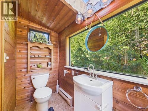 9951 Finn Bay Rd, Powell River, BC - Indoor Photo Showing Bathroom