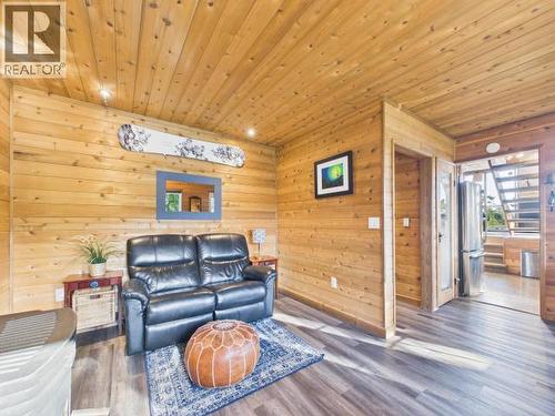 9951 Finn Bay Rd, Powell River, BC - Indoor Photo Showing Living Room
