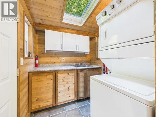9951 Finn Bay Rd, Powell River, BC - Indoor Photo Showing Laundry Room