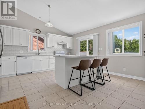 828 Foss Road, Pelham (Fenwick), ON - Indoor Photo Showing Kitchen
