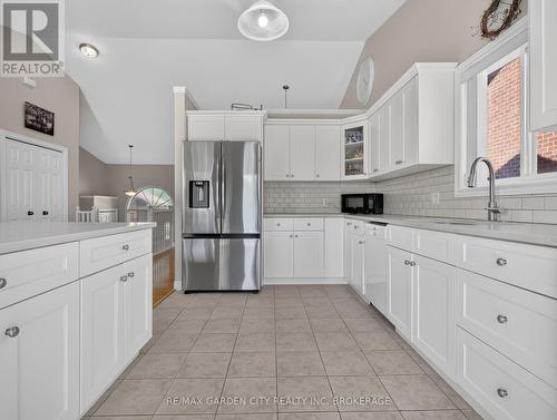 828 Foss Road, Pelham (Fenwick), ON - Indoor Photo Showing Kitchen