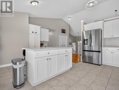 828 Foss Road, Pelham (Fenwick), ON - Indoor Photo Showing Kitchen