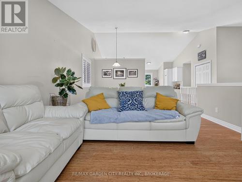 828 Foss Road, Pelham (Fenwick), ON - Indoor Photo Showing Living Room