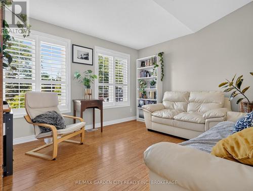 828 Foss Road, Pelham (Fenwick), ON - Indoor Photo Showing Living Room