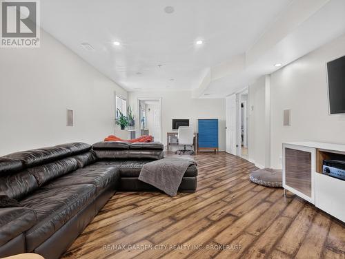 828 Foss Road, Pelham (Fenwick), ON - Indoor Photo Showing Living Room