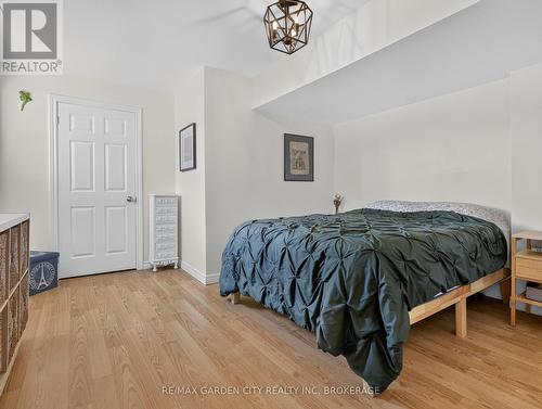 828 Foss Road, Pelham (Fenwick), ON - Indoor Photo Showing Bedroom