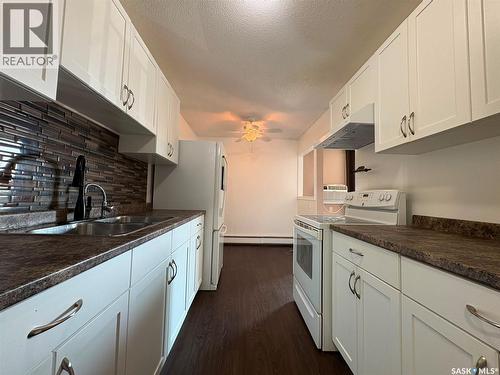 18 26 Shaw Street, Regina, SK - Indoor Photo Showing Kitchen With Double Sink