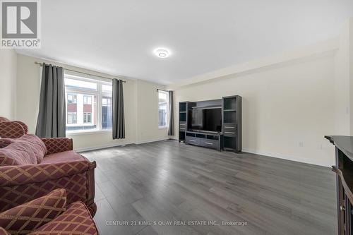 33 - 250 Finch Avenue, Pickering, ON - Indoor Photo Showing Living Room