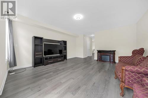 33 - 250 Finch Avenue, Pickering, ON - Indoor Photo Showing Living Room