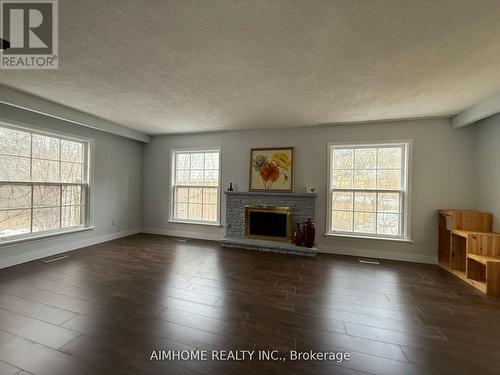 338 Steeles Avenue E, Markham, ON - Indoor Photo Showing Living Room