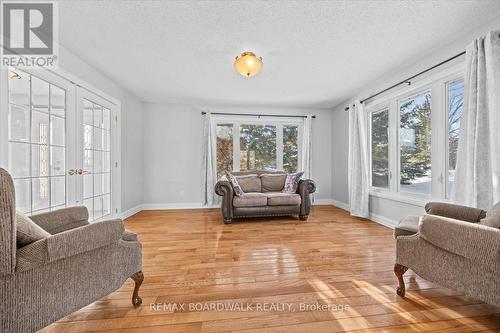 7089 Bush Drive, Ottawa, ON - Indoor Photo Showing Living Room