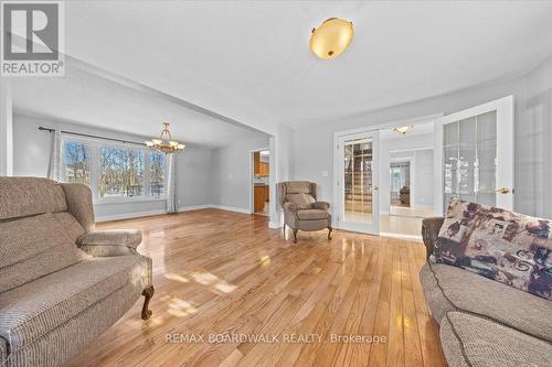 7089 Bush Drive, Ottawa, ON - Indoor Photo Showing Living Room