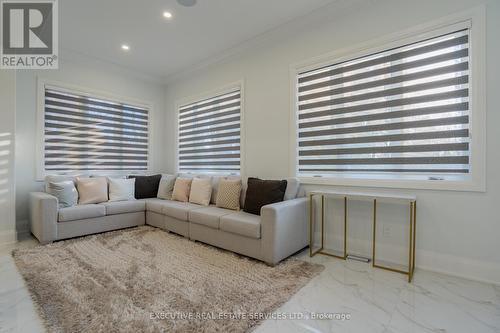 1138 Garden Road, Mississauga, ON - Indoor Photo Showing Living Room
