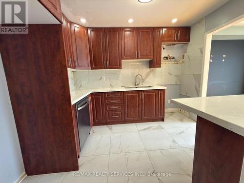 13 Wickstead Court, Brampton, ON - Indoor Photo Showing Kitchen
