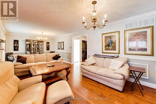 5 Byworth Boulevard, Toronto, ON - Indoor Photo Showing Living Room