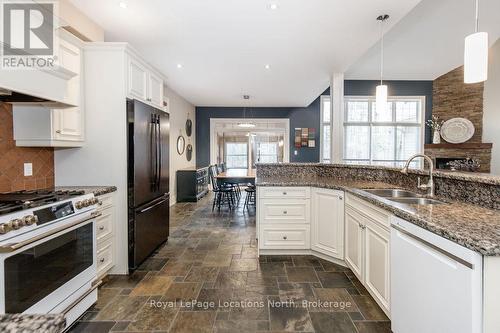 119 Earl Street, Wasaga Beach, ON - Indoor Photo Showing Kitchen With Double Sink With Upgraded Kitchen