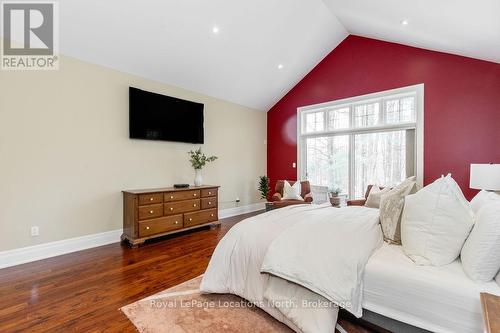 119 Earl Street, Wasaga Beach, ON - Indoor Photo Showing Bedroom