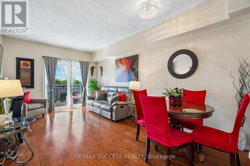 301 - 1000 Sheppard Avenue W, Toronto, ON - Indoor Photo Showing Living Room