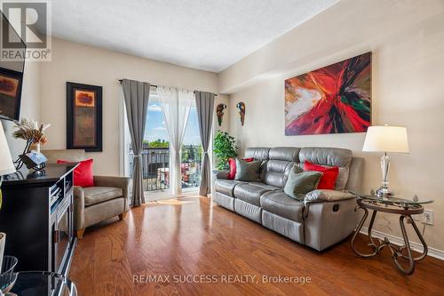 301 - 1000 Sheppard Avenue W, Toronto, ON - Indoor Photo Showing Living Room