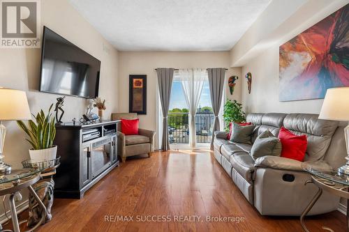 301 - 1000 Sheppard Avenue W, Toronto, ON - Indoor Photo Showing Living Room